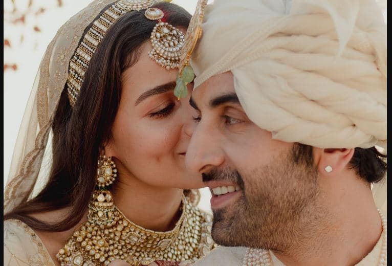आलिया भट्ट और रणबीर कपूर की शादी को हुए एक साल, वेडिंग एनिवर्सरी पर रणबीर की सासू मां ने शेयर किया खास पोस्ट आलिया भट्ट और रणबीर कपूर की शादी को हुए एक साल, वेडिंग एनिवर्सरी पर रणबीर की सासू मां ने शेयर किया खास पोस्ट