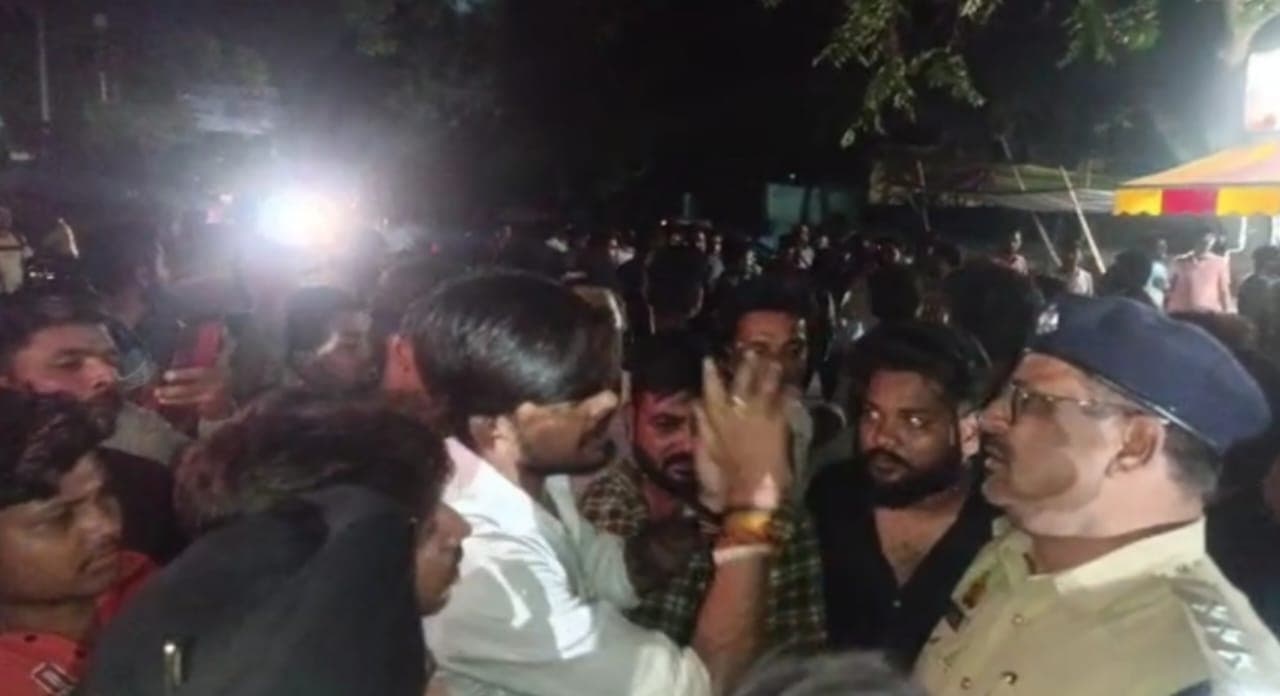 अलीगढ़ः स्ट्रीट वेंडिंग जोन में ग्राहक और दुकानदार के बीच विवाद, मौके पर पहुंचे भाजपाइयों ने जमकर किया हंगामा