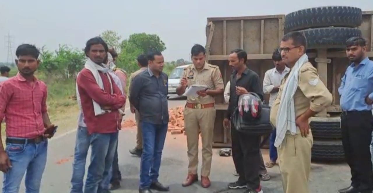 अलीगढ़: शादी समारोह से लौट रहे कार की ट्रक से भीषण टक्कर, दो की मौत, 3 गंभीर रूप से घायल