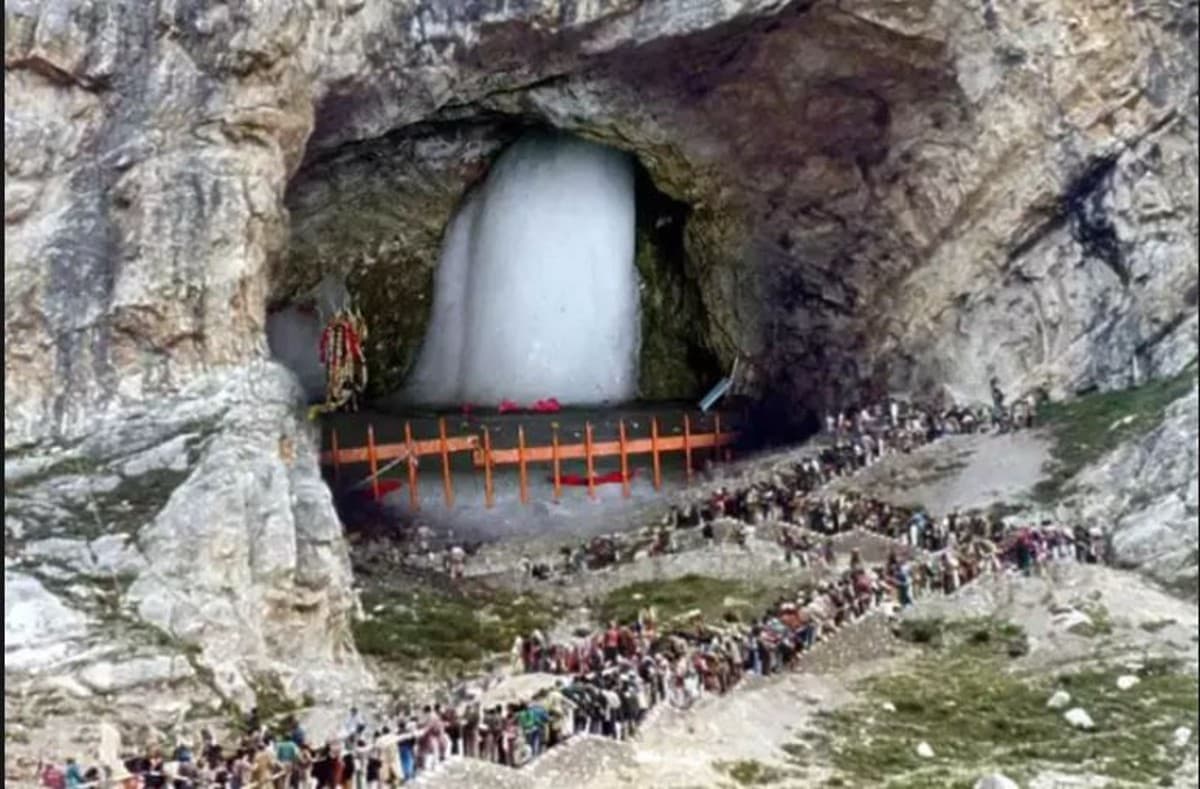 Amarnath Yatra: भूस्खलन के बाद जम्मू-श्रीनगर राजमार्ग बंद, अमरनाथ जा रहे भक्तों का जत्था रामबन में रोका