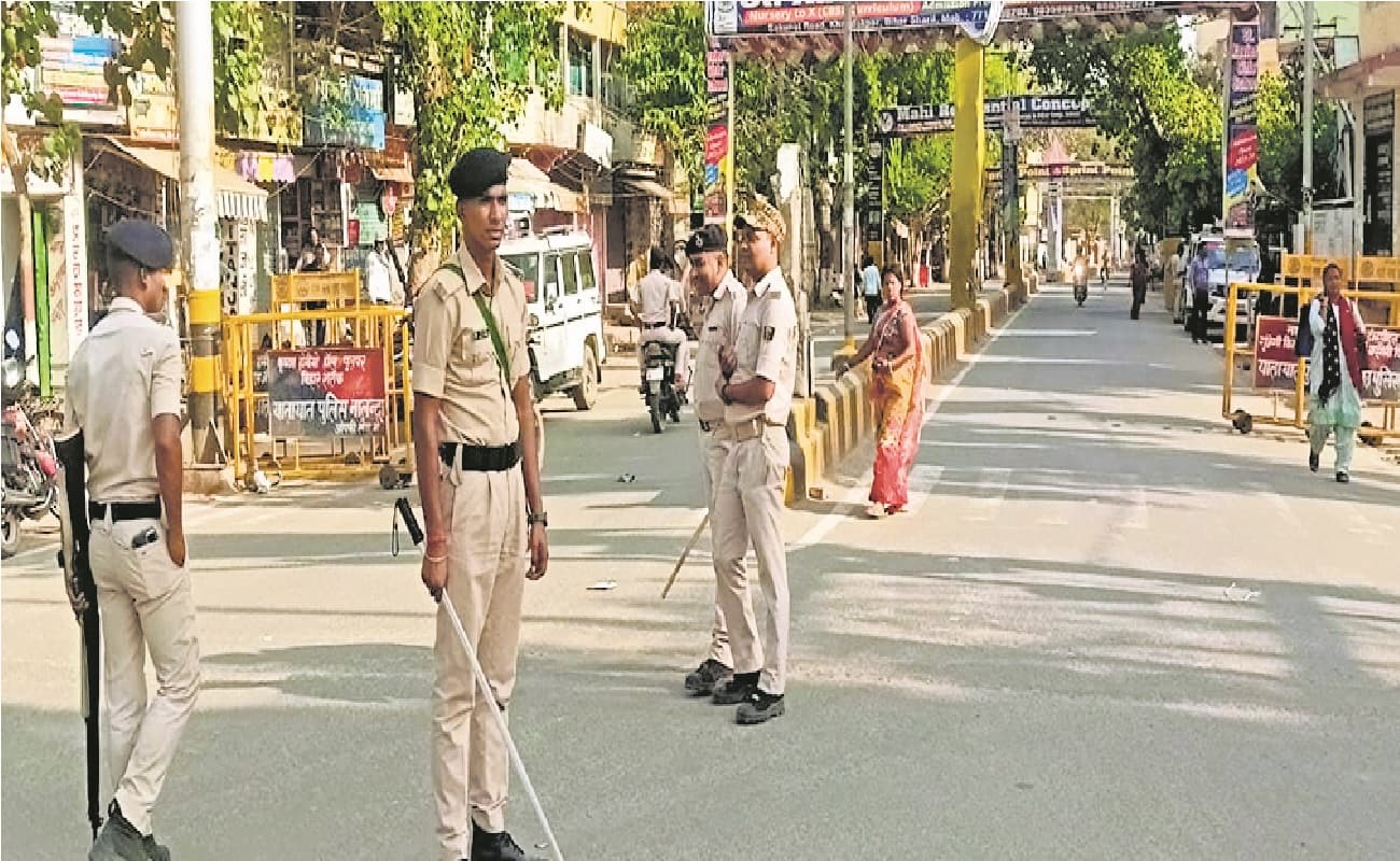 पटना में 100 की स्पीड में डिवाइडर पार कर गाड़ियों से टकराई कार, तीन घंटे तक कार में फंसा रहा युवक