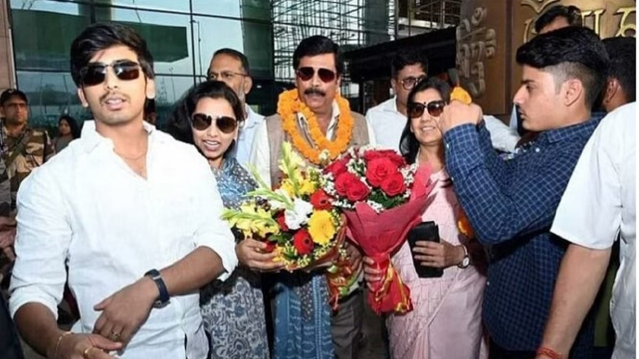 आनंद मोहन और उनका परिवार पहुंचा देहरादुन, डेस्टिनेशन वेडिंग के अंतिम क्षण, देखें तस्वीरें