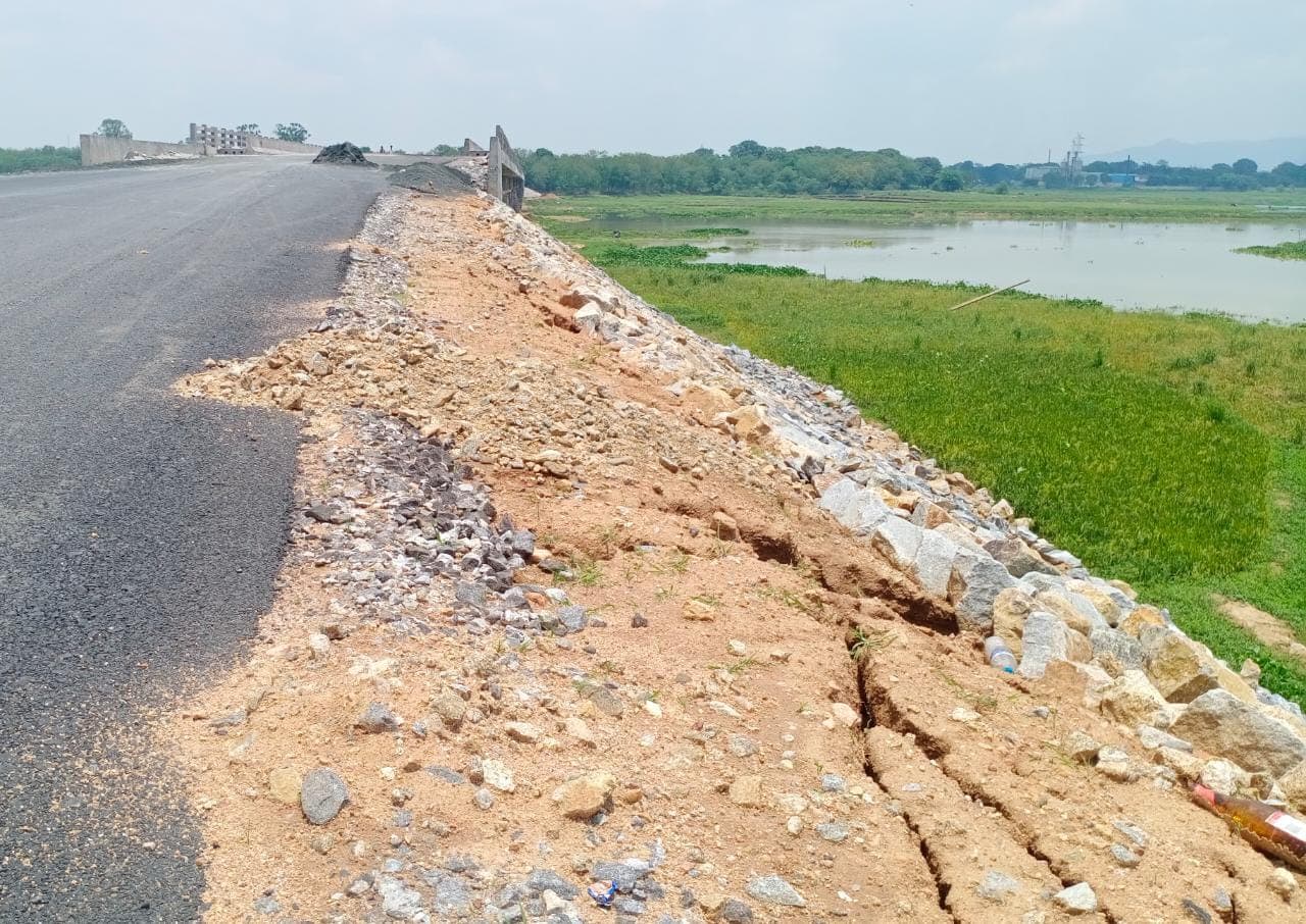 भ्रष्टाचार की भेंट चढ़ी पालकोट प्रखंड की 70 करोड़ की सड़क, दरार को मिट्टी डाल कर छुपा रहे हैं ठेकेदार