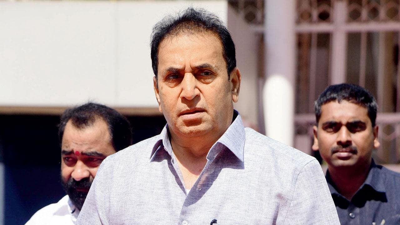 सचिन वाजे कर रहा था वसूली और देशमुख को पता नहीं था ? कोरोना की तरह महाराष्ट्र में बढ़ रहा सियासी संकट