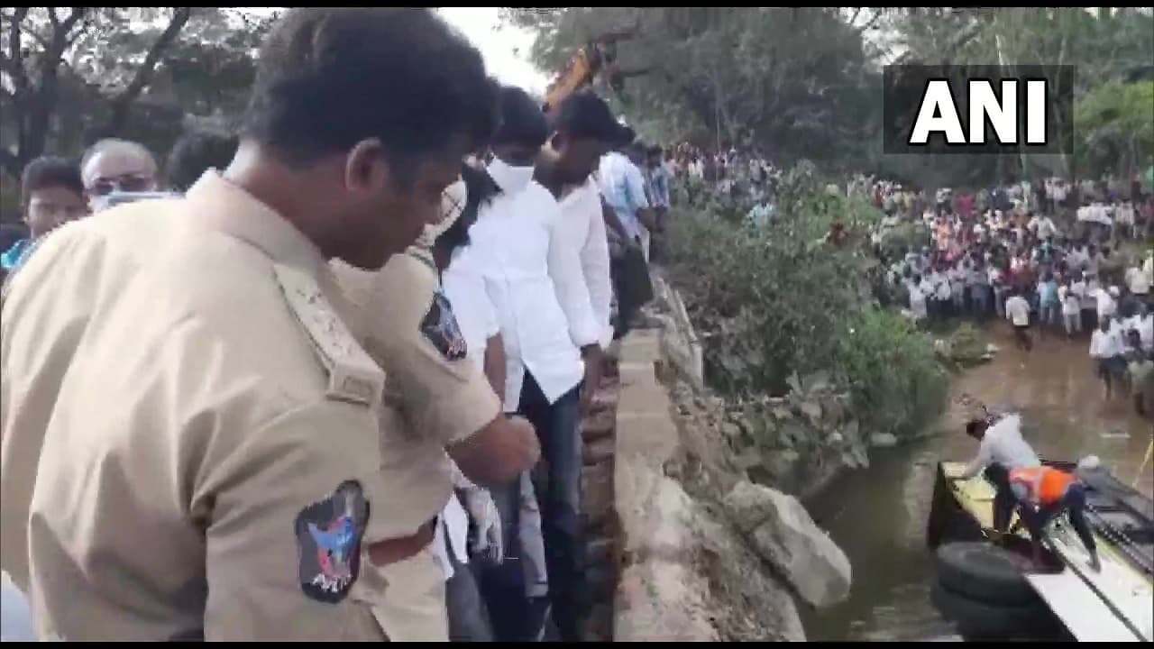 आंध्र प्रदेश में सड़क हादसा: नाले में बस गिरने से नौ लोगों की मौत, 22 घायल