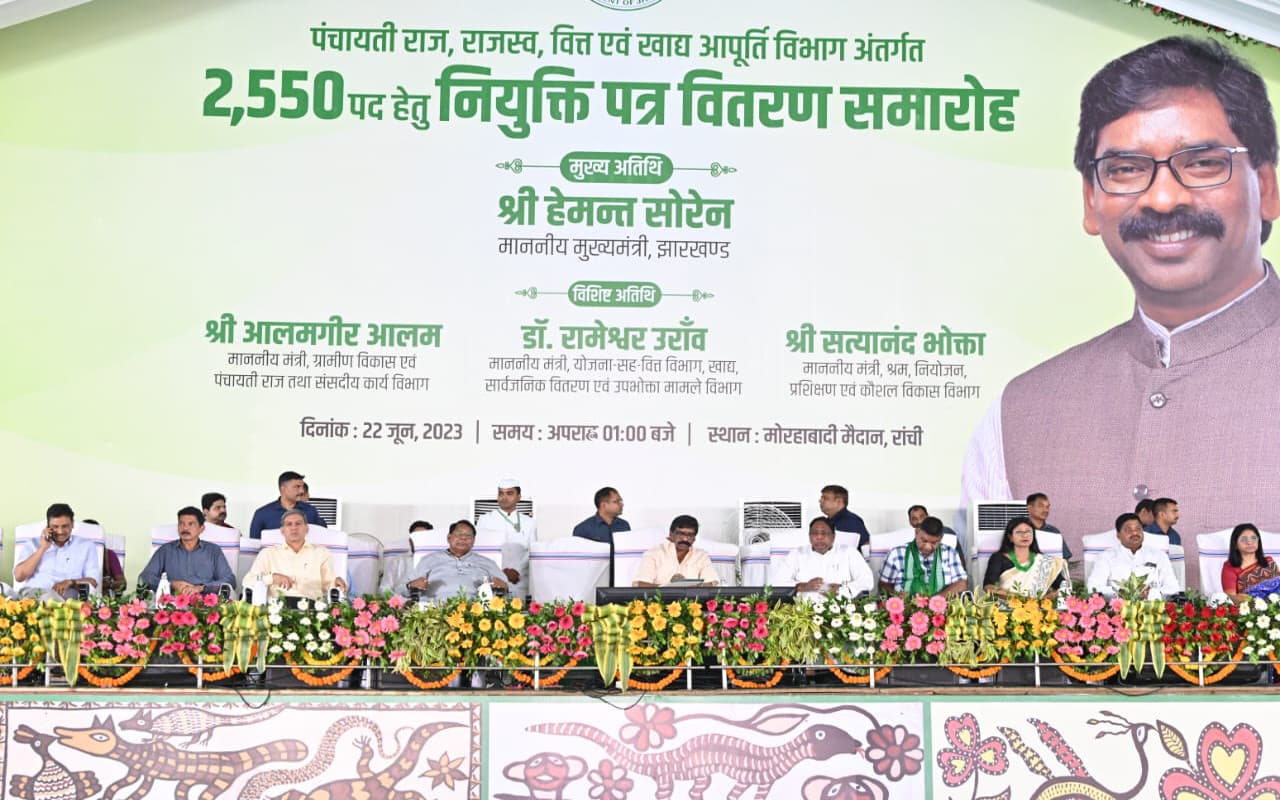PHOTOS: झारखंड में हर साल पांच मॉडल पंचायत का होगा चयन, पंचायत सचिव को परिवार समेत विदेश यात्रा कराएगी सरकार PHOTOS: झारखंड में हर साल पांच मॉडल पंचायत का होगा चयन, पंचायत सचिव को परिवार समेत विदेश यात्रा कराएगी सरकार