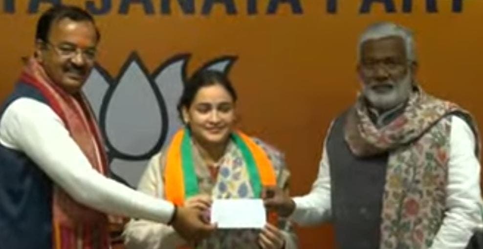 Aparna Yadav Join BJP: अपर्णा यादव बीजेपी में शामिल, स्वतंत्र देव सिंह और केशव प्रसाद मौर्य रहे मौजूद Aparna Yadav Join BJP: अपर्णा यादव बीजेपी में शामिल, स्वतंत्र देव सिंह और केशव प्रसाद मौर्य रहे मौजूद