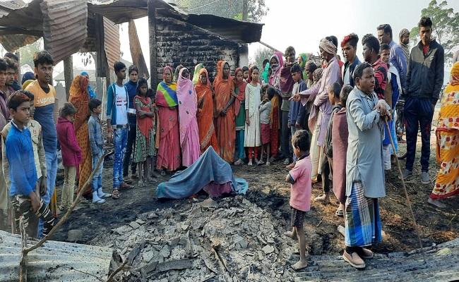 Bihar News: अररिया में हाई वोल्टेज बिजली की तार से लगी आग में जलकर राख हुआ घर, पिता-पुत्री की झुलसने से मौत