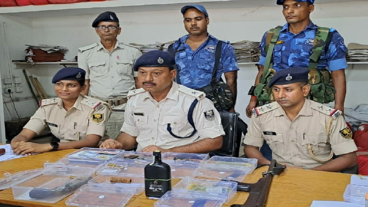बिहार: सीमांचल में जदयू के पूर्व प्रखंड अध्यक्ष के घर से निकला हथियारों का जखीरा, फैली सनसनी..