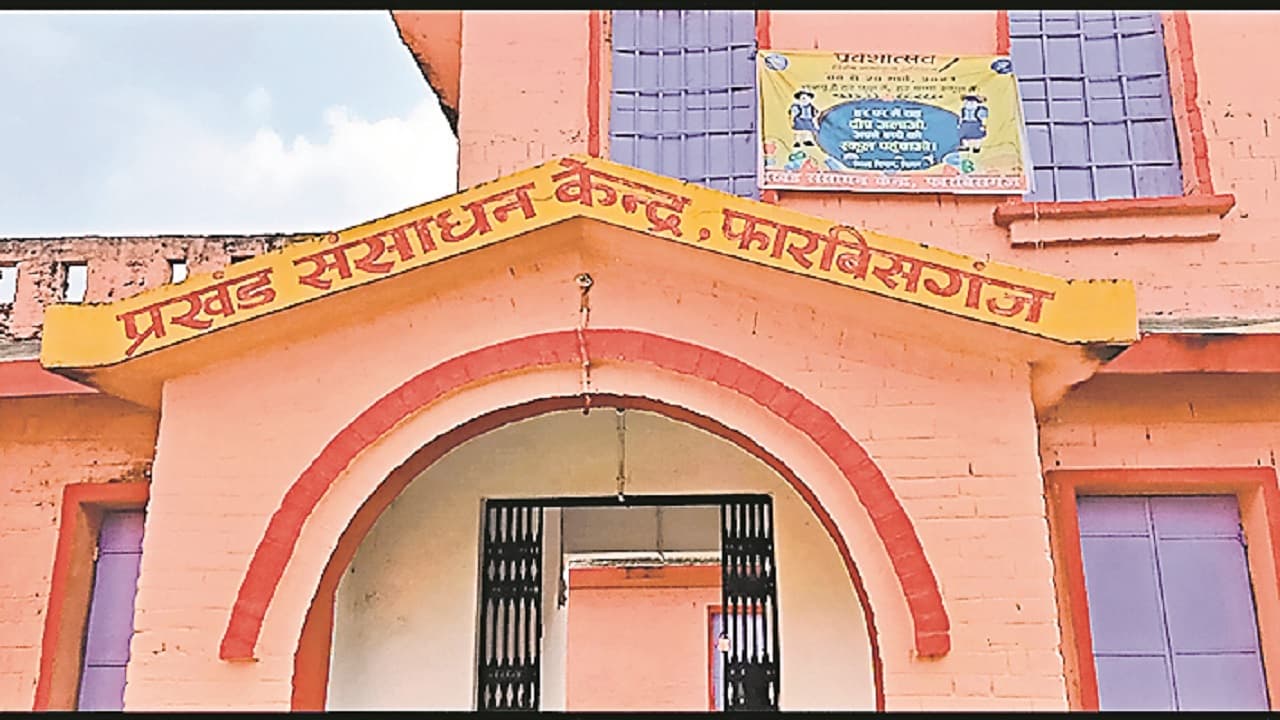 Bihar: अररिया में बारात से लौट रही कार ओवरब्रिज की रेलिंग से टकराई, 2 लोगों की मौत, 4 जख्मी हायर सेंटर रेफर