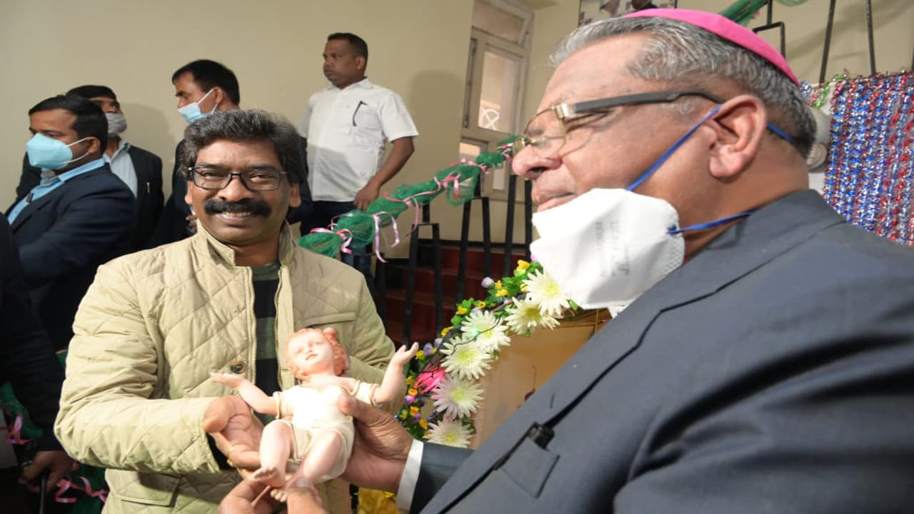 Christmas 2021: CM हेमंत सोरेन ने आर्चबिशप फेलिक्स टोप्पो से की मुलाकात, राज्य के लोगों को दी क्रिसमस की बधाई Christmas 2021: CM हेमंत सोरेन ने आर्चबिशप फेलिक्स टोप्पो से की मुलाकात, राज्य के लोगों को दी क्रिसमस की बधाई