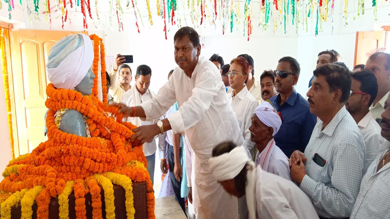 PM मोदी के नेतृत्व में NDA के सात साल पूरे, सेवा दिवस पर सभी पंचायतों से ऑनलाइन जुड़े खूंटी के सांसद सह केंद्रीय मंत्री अर्जुन मुंडा ने ग्रामीणों को दिया कोरोना किट PM मोदी के नेतृत्व में NDA के सात साल पूरे, सेवा दिवस पर सभी पंचायतों से ऑनलाइन जुड़े खूंटी के सांसद सह केंद्रीय मंत्री अर्जुन मुंडा ने ग्रामीणों को दिया कोरोना किट