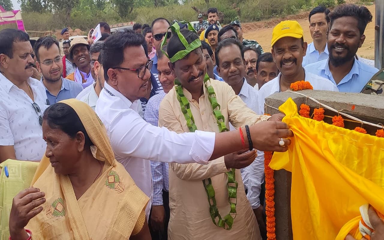 केंद्रीय मंत्री अर्जुन मुंडा ने एकलव्य आदर्श आवासीय विद्यालय का किया शिलान्यास, बोले-मिलेगी क्वालिटी एजुकेशन