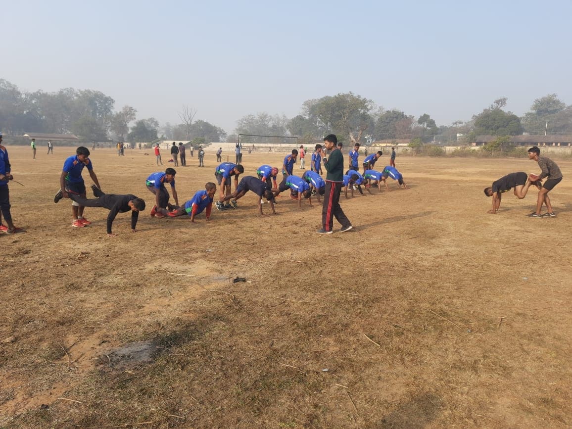 Sarkari Naukri 2021 : आर्मी के जवान युवाओं को देश सेवा के लिए कर रहे तैयार, गिरिडीह में सेना में बहाली को लेकर युवक-युवतियों को ऐसे दी जा रही ट्रेनिंग