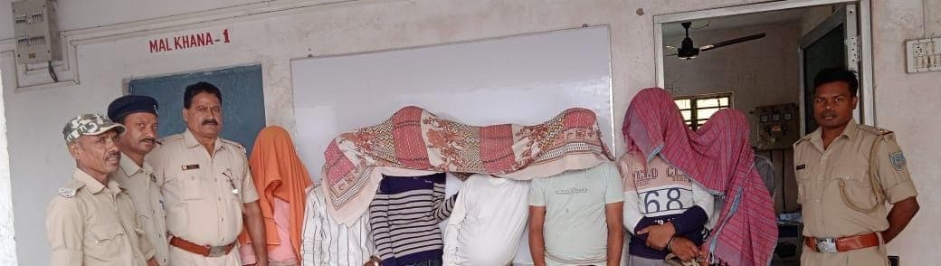Jharkhand News : झारखंड की हजारीबाग पुलिस ने की छापामारी, 8 जुआरियों को भेजा जेल Jharkhand News : झारखंड की हजारीबाग पुलिस ने की छापामारी, 8 जुआरियों को भेजा जेल