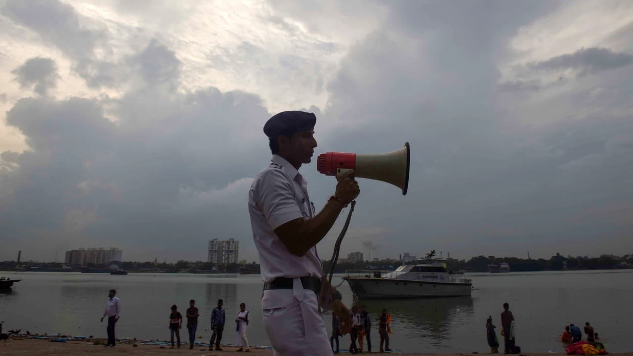प्रचंड चक्रवात ‘असानी’ पूर्वी तट के पास पहुंचा, धीरे-धीरे पड़ रहा कमजोर, ओड़िशा में नाव पलटी