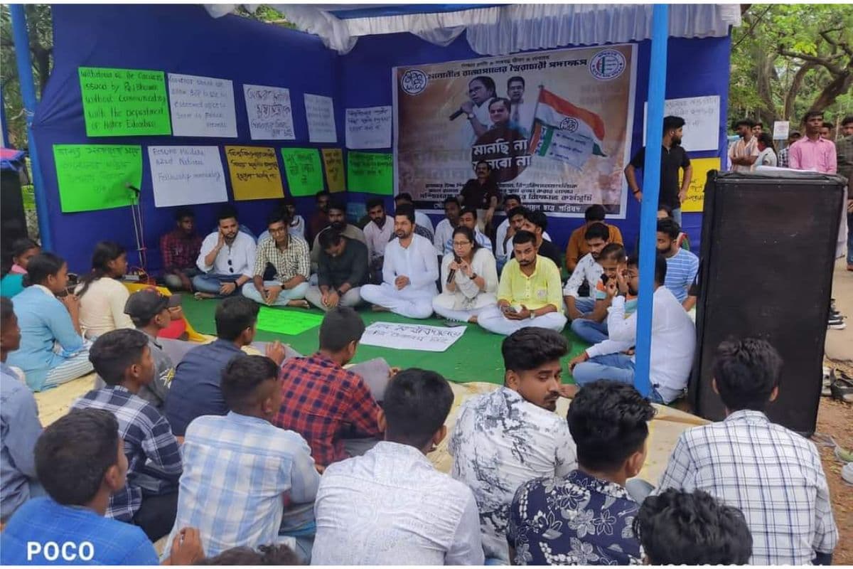 Photos : राज्यपाल के तानाशाही रवैया के खिलाफ विश्व भारती के तृणमूल छात्र संगठन द्वारा धरना प्रदर्शन