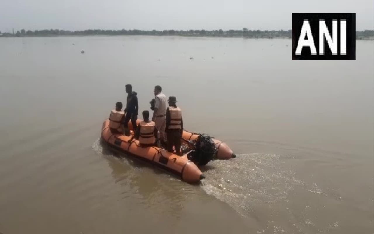 असम में नाव पलटने से कई लोग लापता, पुल से टकराने के बाद हुए हादसा असम में नाव पलटने से कई लोग लापता, पुल से टकराने के बाद हुए हादसा