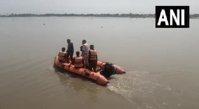 असम के ब्रह्मपुत्र नदी में नाव पलटी, 50 लोग थे सवार