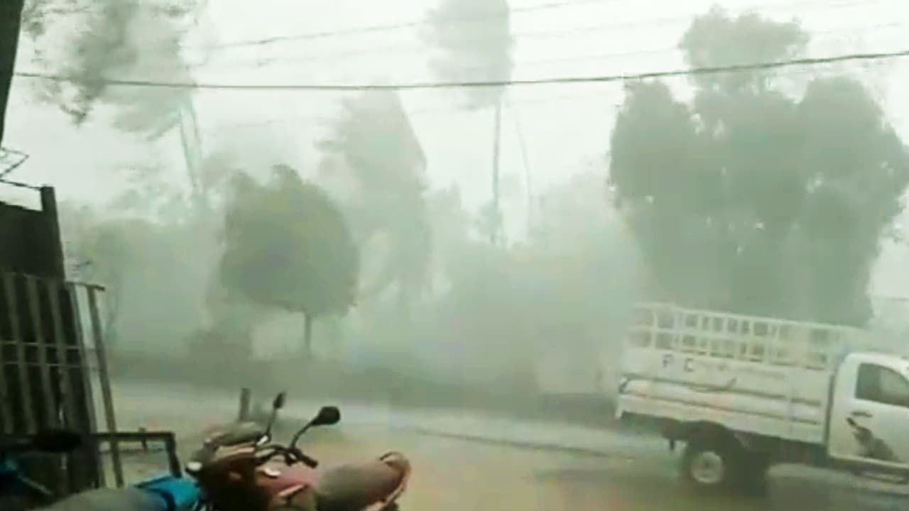 गोरखपुर में अगले 4 दिन तक गरज चमक के साथ बारिश होने की संभावना, आंधी-बारिश को लेकर अलर्ट जारी गोरखपुर में अगले 4 दिन तक गरज चमक के साथ बारिश होने की संभावना, आंधी-बारिश को लेकर अलर्ट जारी