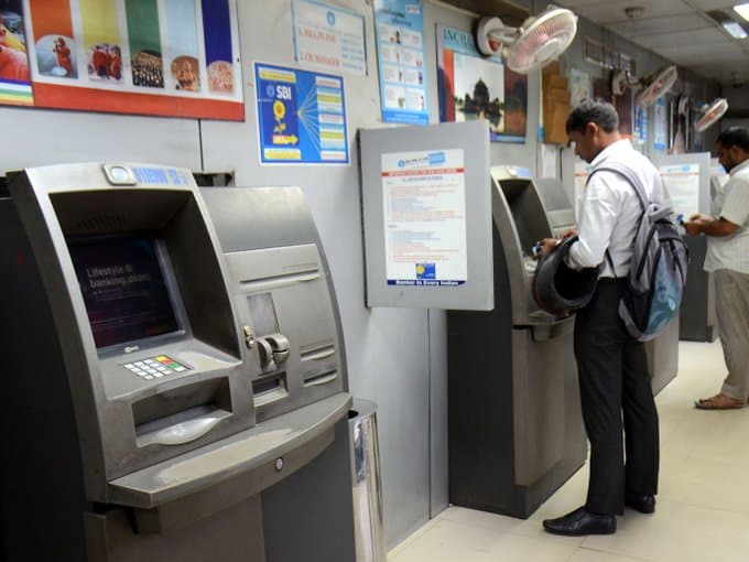 ATM से सिर्फ 5000 रुपए निकालने की सीमा हो सकती है तय, आरबीआई की समिति ने की सिफारिश