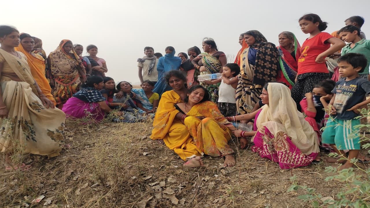 Bihar: औरंगाबाद में चारा ढो रहा ट्रैक्टर अनियंत्रित होकर पलटा, मौके पर एक की मौत, चालक सहित दो घायल Bihar: औरंगाबाद में चारा ढो रहा ट्रैक्टर अनियंत्रित होकर पलटा, मौके पर एक की मौत, चालक सहित दो घायल