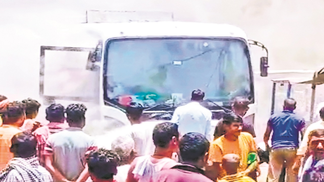 बिहार: औरंगाबाद में बस में लगी आग तो चालक कूदकर भागा, सवारियों ने बाहर भागकर बचाई अपनी जान