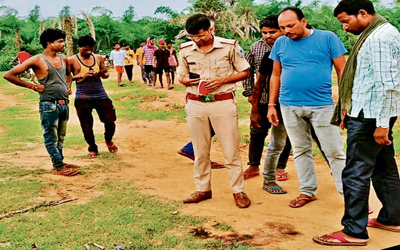 देवघर में युवक की धारदार हथियार से गला रेत कर हत्या, नस व उंगुली भी काटा