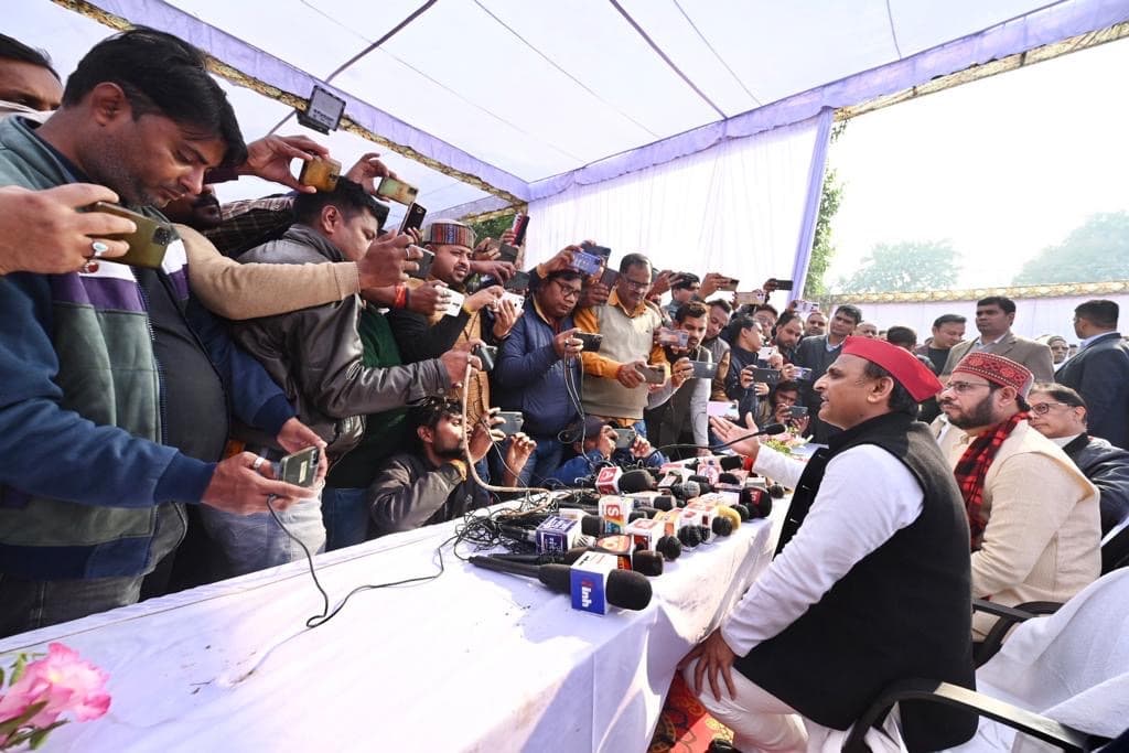 अखिलेश का भाजपा पर तंज, बोले- इन्वेस्टर्स समिट धोखा, सिर्फ एमओयू साइन होने का मतलब निवेश आना नहीं…