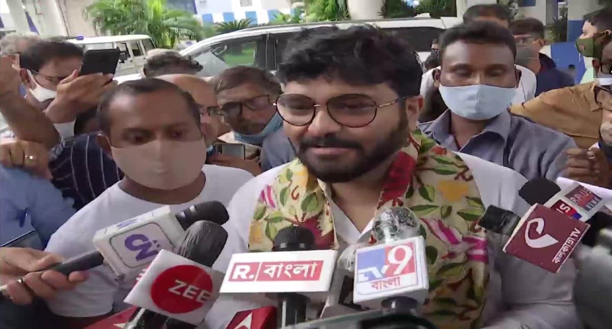 नड्डा-दिलीप मुलाकात से पहले बाबुल सुप्रियो ने Twitter पर मुकुल रॉय, TMC को किया फॉलो, बीजेपी छोड़ने की अटकलें
