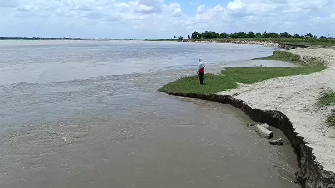 Bihar Flood: कोसी-सीमांचल में टूटने लगे बांध, गांव में घुसा बाढ़ का पानी, भागलपुर में कटाव का संकट गहराया
