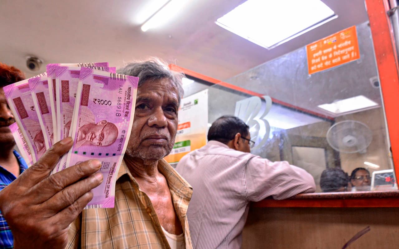 पटना में पहले दिन बदले गए 82 करोड़ रुपये से ज्यादा के 2000 के नोट, जानिए नोटबंदी पर क्या कहती है जनता