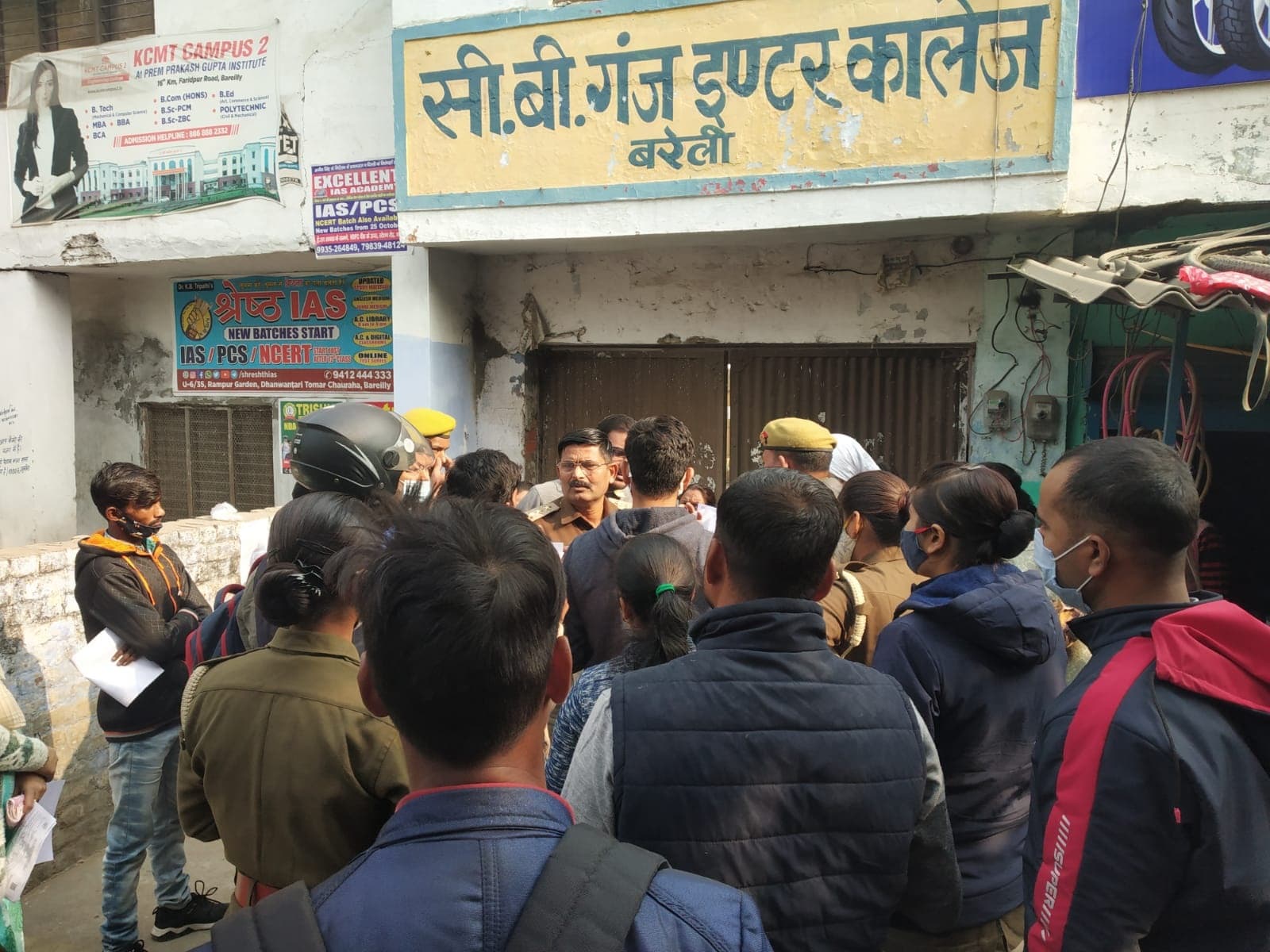 UPTET Exam 2021 Cancelled: बरेली में दिखी छात्रों की नाराजगी, अधिकारियों और शिक्षकों के समझाने पर लौटे घर