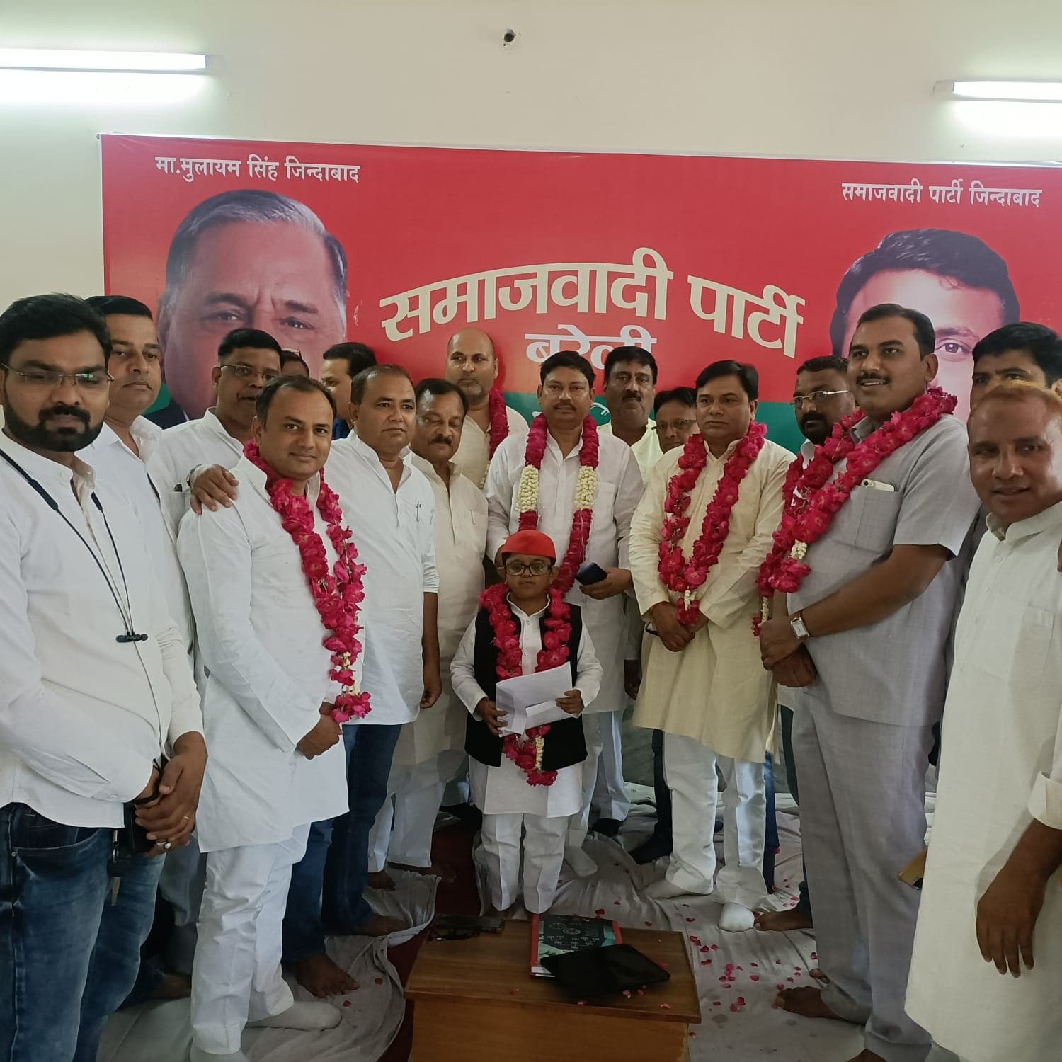 Bareilly: बरेली में सपा की नई कमेटी का जोरदार स्वागत, पुराने पदाधिकारी और दिग्गजों की कमी ने बढ़ाई चिंता Bareilly: बरेली में सपा की नई कमेटी का जोरदार स्वागत, पुराने पदाधिकारी और दिग्गजों की कमी ने बढ़ाई चिंता