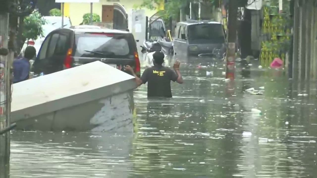 Weather News : हैदराबाद में पिछले 20 साल से नहीं हुई थी इतनी बारिश, लोगों की घर में रहने की सलाह, पानी में बहती हुई कार पर चढ़ी कार