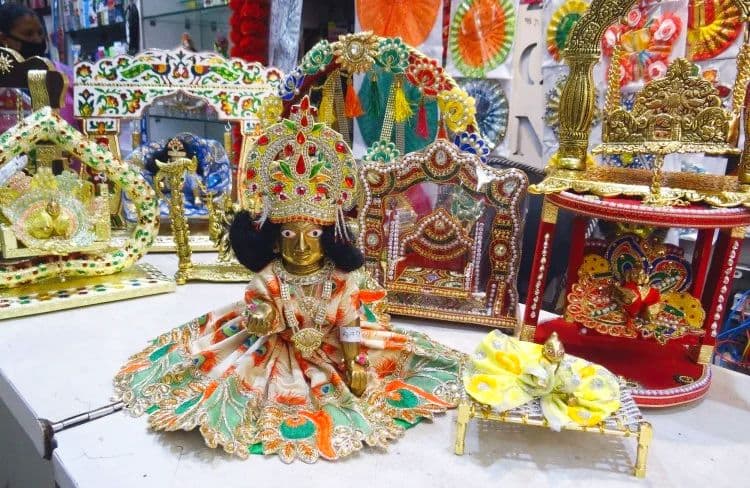 पटना में जन्माष्टमी को लेकर सजा बाजार, भगवान कृष्ण के लिए मिल रहे मच्छरदानी, कूलर और पंखे