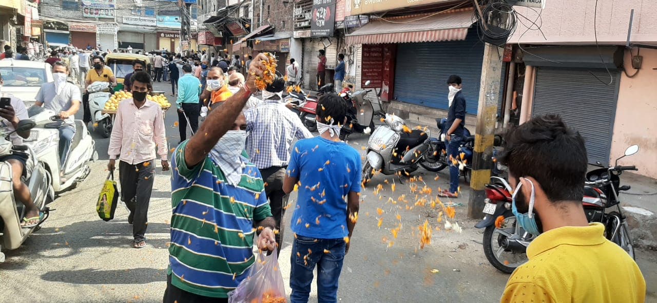 अर्थव्यवस्था के पालनहार! शराब दुकान के बाहर खड़े लोगों पर फूलों की वर्षा, देखें वीडियो