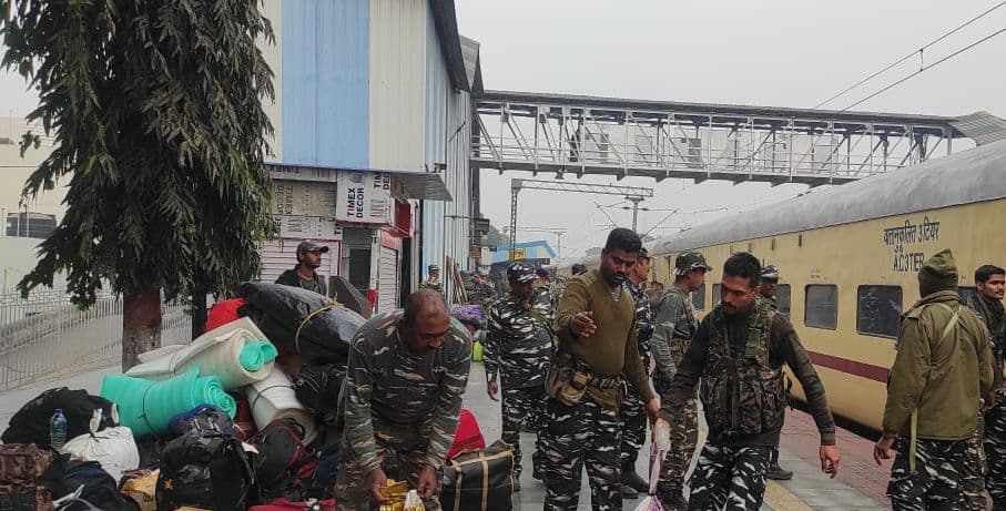 Bengal Chunav 2021 : हर जिले में 200 सेंट्रल फोर्स की होगी तैनाती, बूथ के अंदर नहीं जा पाएंगे बंगाल पुलिस के जवान, चुनाव में हिंसा रोकने को लेकर ECI की ये है विशेष तैयारी Bengal Chunav 2021 : हर जिले में 200 सेंट्रल फोर्स की होगी तैनाती, बूथ के अंदर नहीं जा पाएंगे बंगाल पुलिस के जवान, चुनाव में हिंसा रोकने को लेकर ECI की ये है विशेष तैयारी