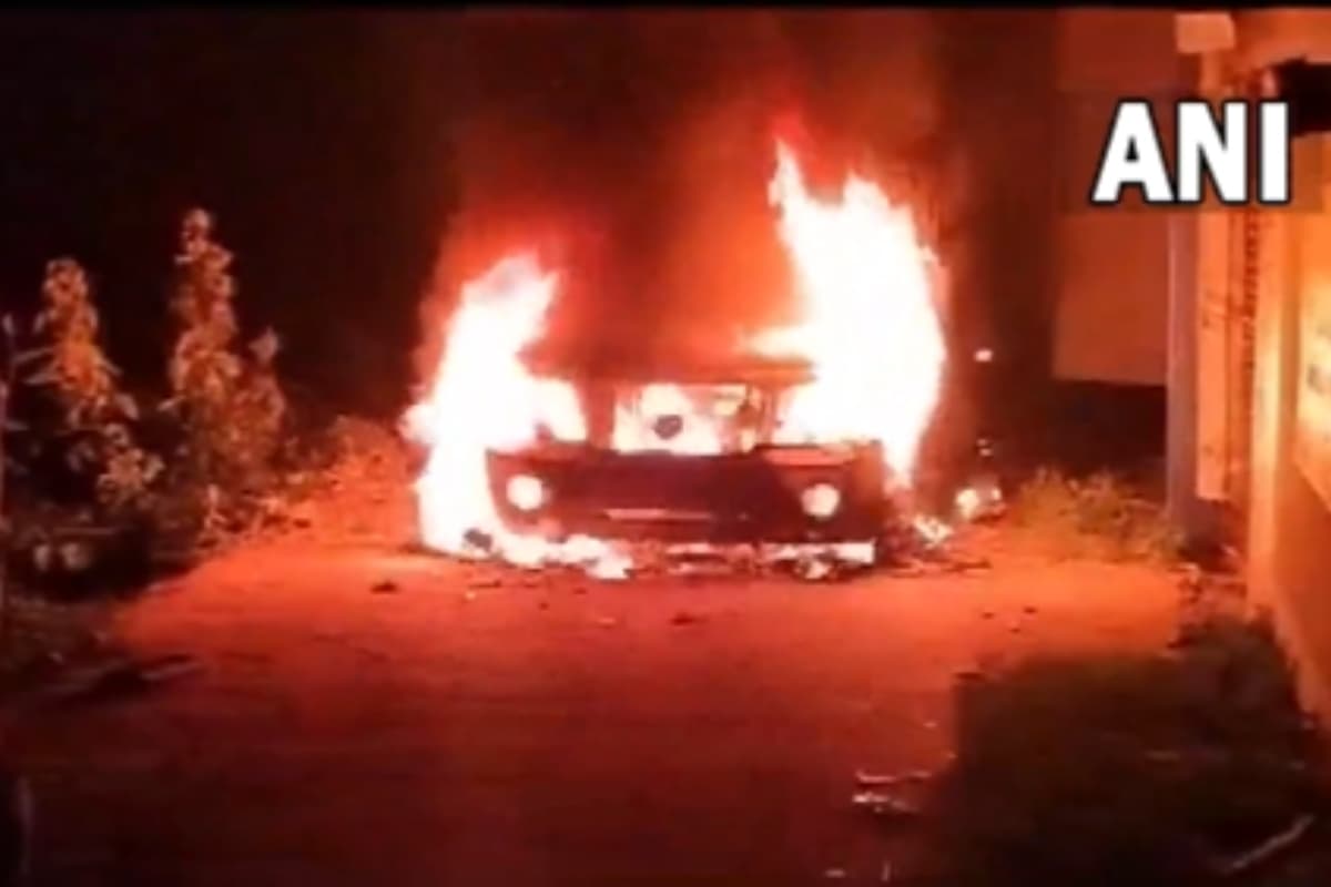 बंगाल पंचायत चुनाव: वोटिंग के दौरान 12 की मौत, आग के हवाले किया पुलिस वाहन, हिंसा से अब तक गयी 30 की जान