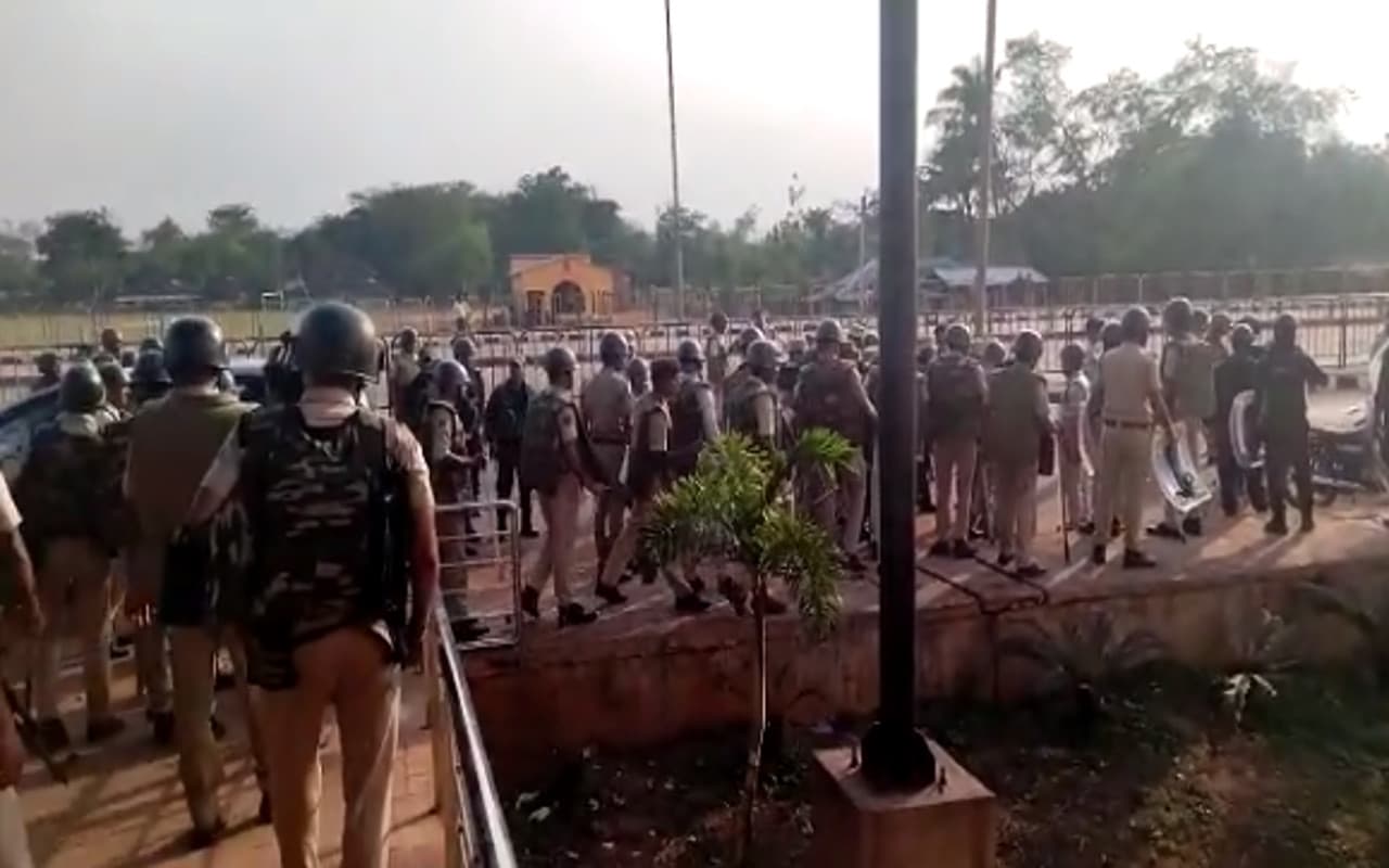झारखंड : रेल रोको आंदाेलन को लेकर कुड़मी समाज दो फाड़ में, एक ने जाम वापस लिया, दूसरे का जारी झारखंड : रेल रोको आंदाेलन को लेकर कुड़मी समाज दो फाड़ में, एक ने जाम वापस लिया, दूसरे का जारी
