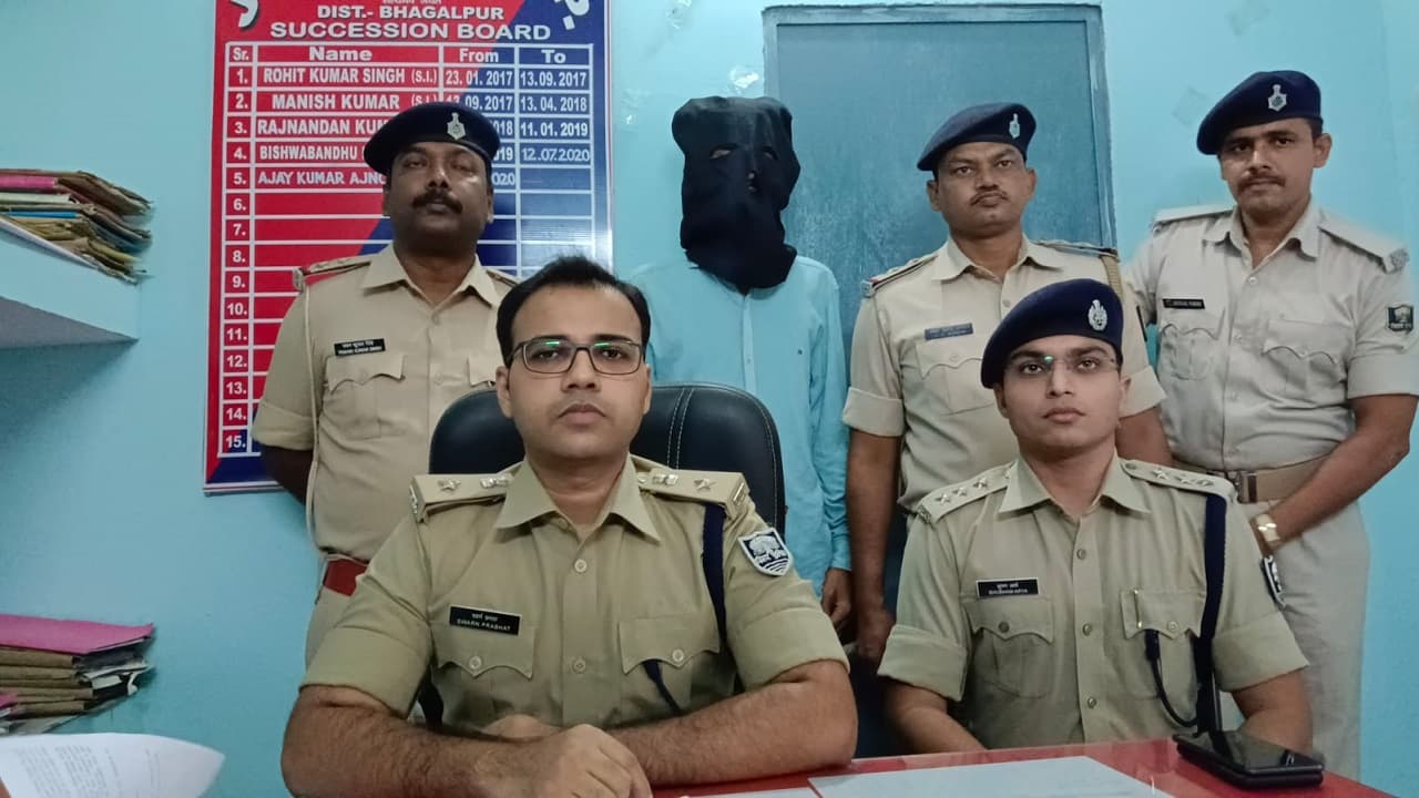 भागलपुर में दिनदहाड़े डकैती: दंपति को बंधक बनाकर लूटा, जेवर व कैश लेकर पैदल ही भागे बदमाश, इनपर शक… भागलपुर में दिनदहाड़े डकैती: दंपति को बंधक बनाकर लूटा, जेवर व कैश लेकर पैदल ही भागे बदमाश, इनपर शक…