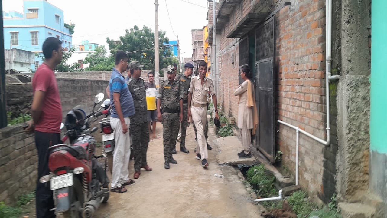 बिहार: भागलपुर में 3 साल से लॉज के नाम पर चल रहा था जिस्म का धंधा, 3 शादीशुदा महिला सहित 9 पुरुष हिरासत में बिहार: भागलपुर में 3 साल से लॉज के नाम पर चल रहा था जिस्म का धंधा, 3 शादीशुदा महिला सहित 9 पुरुष हिरासत में