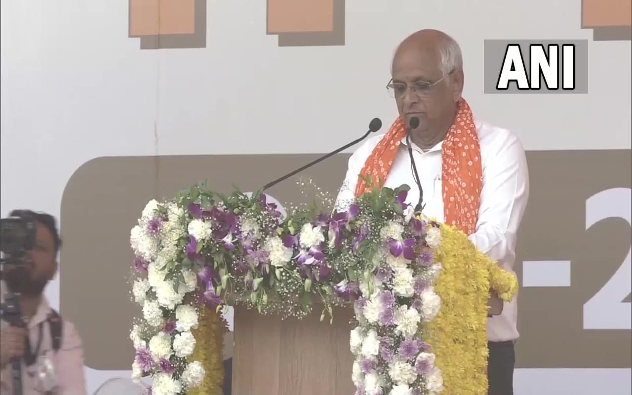 Gujarat CM Oath Ceremony: दूसरी बार CM बने भूपेंद्र पटेल, राज्यपाल ने दिलायी शपथ, 16 मंत्रियों ने ली शपथ