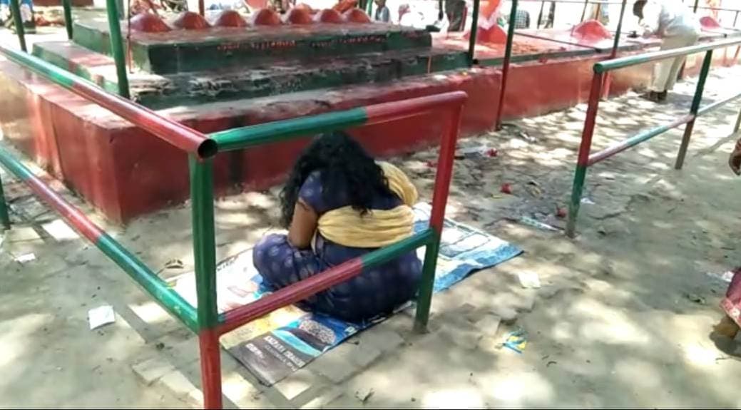 कोरोना माई की पूजा के बाद अब ‘कोरोना वाला भूत’, तांत्रिकों ने डंडों और मंत्र जाप से डरा कर भगाया!