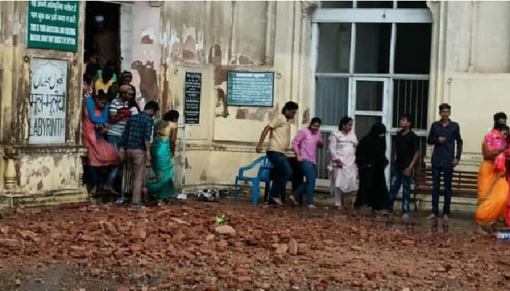 Lucknow News: लखनऊ में बारिश का कहर, बड़ा इमामबाड़ा के एंट्री गेट की अचानक गिरी दीवार, बाल-बाल बचे पर्यटक