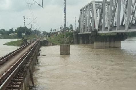 Train News: मूसलाधार बारिश से बिहार में उफनाई नदियां, हायाघाट के रेलवे पुल तक पहुंचा पानी, चार ट्रेनें रद्द