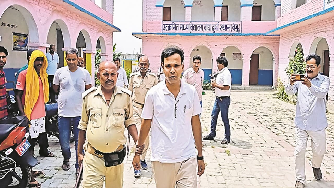 Bihar: फर्जी SDM बनकर स्कूल में शिक्षकों को हड़काने लगा नटवरलाल, एक चूक ने लगवा दी हथकड़ी, ऐसे पकड़ाया.. Bihar: फर्जी SDM बनकर स्कूल में शिक्षकों को हड़काने लगा नटवरलाल, एक चूक ने लगवा दी हथकड़ी, ऐसे पकड़ाया..