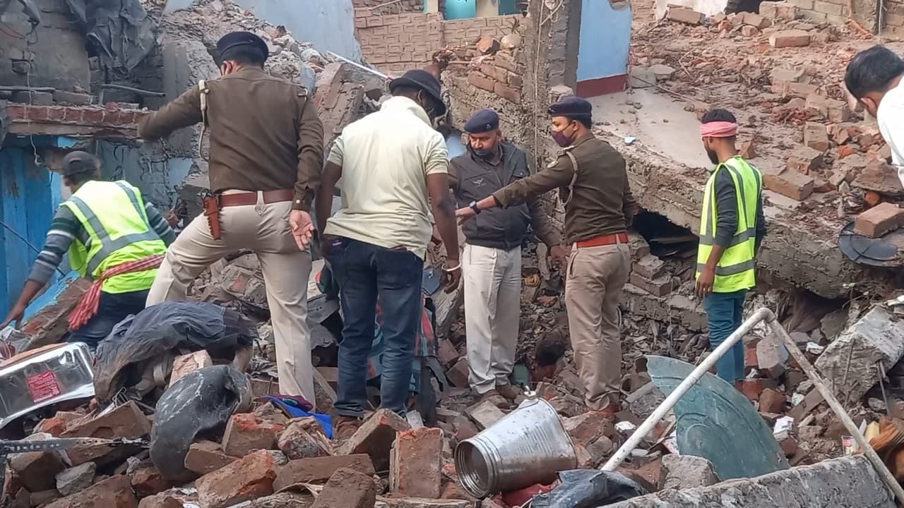 Bhagalpur Blast: भागलपुर बम धमाके में अब तक 14 की मौत, जमींदोज मकान के मलवे से भारी मात्रा में मिले बारूद