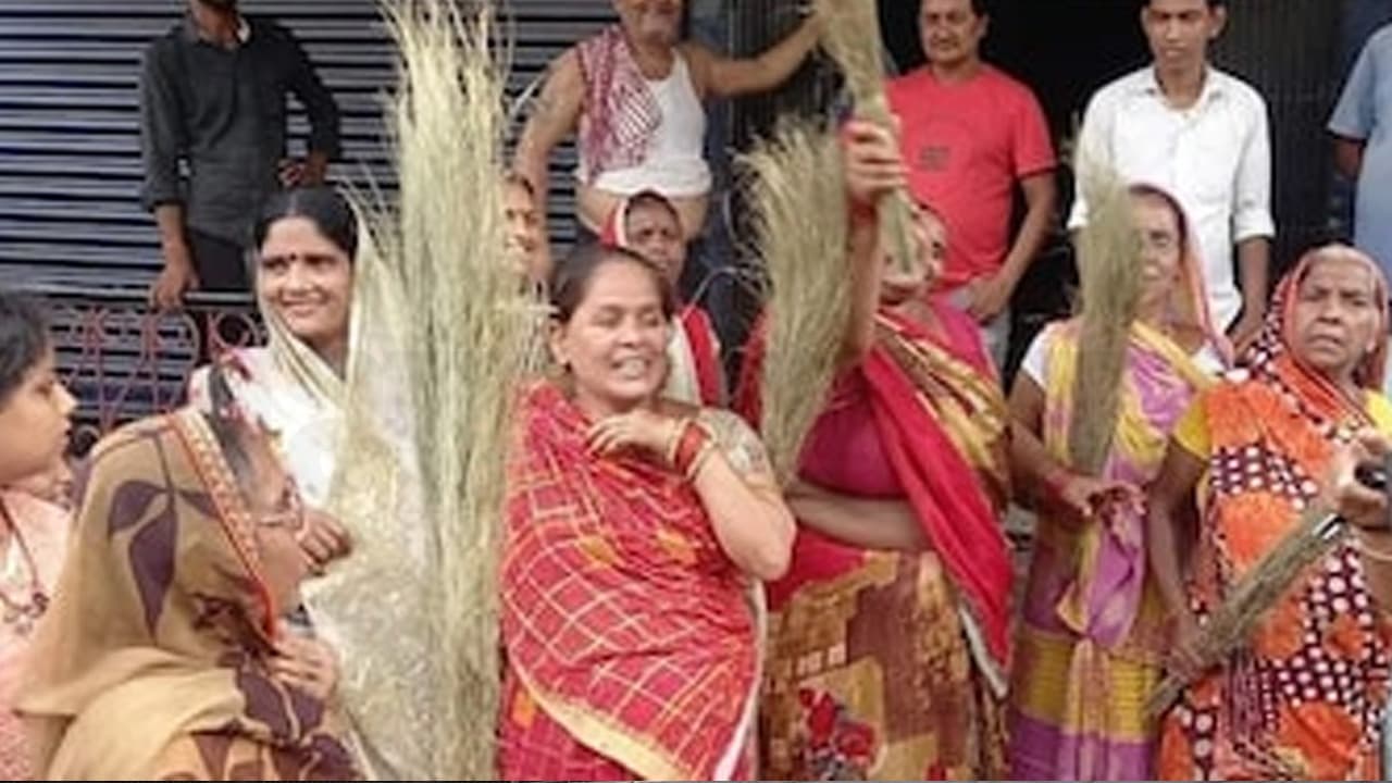 Bihar: पटना में स्मार्ट मीटर लगाने गए थे विद्युत कर्मी,महिलाओं ने झाड़ू से किया स्वागत,जाने पूरा मामला