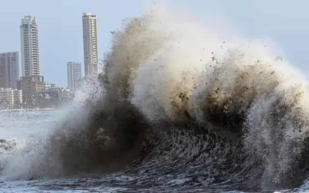 Biparjoy Cyclone: 165 किमी प्रतिघंटा की रफ्तार से बढ़ रहा तूफान, गुजरात के तटीय इलाके में हाई अलर्ट